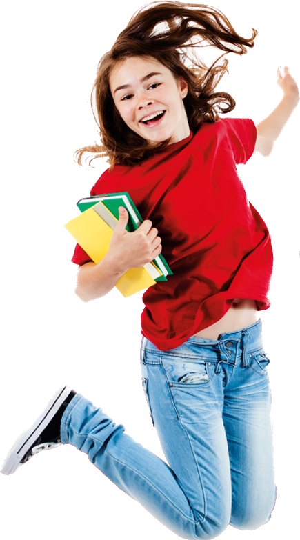 Schülerin lacht und springt mit ihren Schulbüchern im Arm